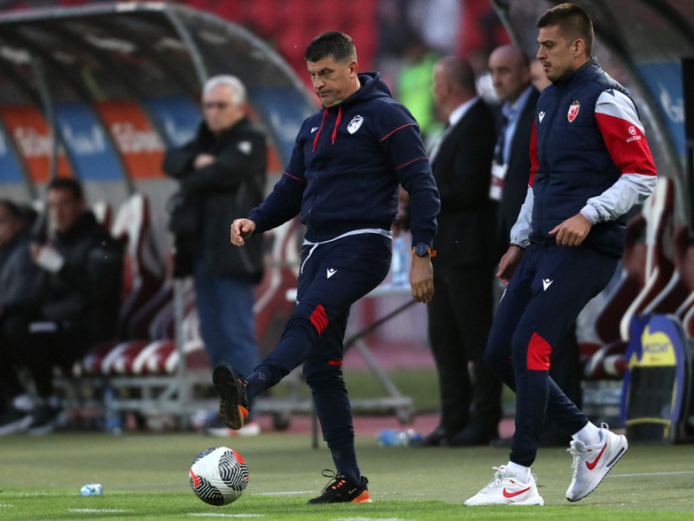 Vladan Milojević, trener Zvezde, dodaje loptu svojim igračima