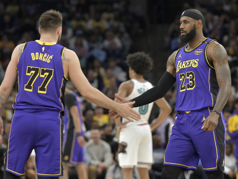 Luka Dončić i Lebron Džejms na meču protiv Memfisa